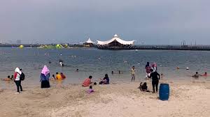 Banyak hal menarik yang dapat dilakukan seperti menikmati momen senja hari di pinggir pantai hingga berburu kuliner lezat di dalamnya. Pantai Lagoon Ancol Pantainya Landai Aman Nyaman Untuk Keluarga Youtube