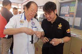 You may find the address of dato' sri liow tiong lai 's office or service center here. Kee Hua Chee Live Dato Sri Nicky Liow Soon Hee Of Winner Dynasty Group Donated 2 800 Face Shields To Sekolah Jenis Kebangsaan Cina Connaught And 1 800 Face Shields To Sekolah Jenis Kebangsaan