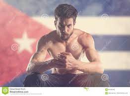 Hombre Muscular Con La Bandera Cubana Detrás Foto de archivo 