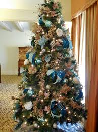 Christmas Tree Blue Ornaments White Roses And Champagne Gold C Robinson Blue Christmas Tree Decorations Rose Gold Christmas Tree Gold Christmas Decorations