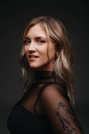 Shannon Vogt's Instagram, Twitter & Facebook