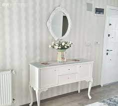 Özellikle yeni tasarlanan binalarda daire kapısı bir antreye değil sadece minimum ölçülerde bir koridora açılabilmektedir. Country Stil Hakimiyetinde Zarif Ve Sik Bir Ev Ev Gezmesi Antre Dekorasyonu Oturma Odasi Dekorasyonu Evler