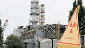 Atomkraftvärket i tjernobyl i ukraine sprang läk i 1986 i verdens värste kernekraftuheld, men den sarkofag, der i hast blev lagt over det řdelagte värk, er begyndt at slĺ revner. Ny Sarkofag Pa Plats I Tjernobyl Etc