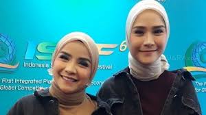 Nah, kalau kali ini zaskia adya mecca tampil lebih girly dengan busana warna pastel yang menampilkan kesan kalemnya. Fashion Show Zaskia Adya Mecca Pamer Desain Menggemaskan Dari Gambar Anak