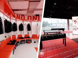 Voorbereiding een nieuwe coach, nieuws spelers, spelers die vertrokken zijn en een speler die bij elke voorbereiding op een nieuw voetbalseizoen de kleuter uithangt: Antwerp Spelers Nemen Intrek In Hypermodern Nieuw Complex Antwerp Hln Be