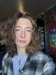 Hello, i am looking for a mobile hairdresser who could fit me in anytime  from now until Tuesday. I need full head highlights and some reshaping  doing. I know I'm asking for