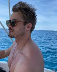 Bradley disfrutando de ser el "capitán" y nosotros de esa hermosa vista  🌊🔥 #Repost @bradleyjames IG stories My passengers didn't appreciate me  repeatedly saying "I'm the captain now." #bradleyjames #bradleyjamesfans  #bradleyjamesmexico #handsome #