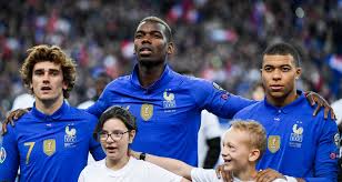 Les bleus de didier deschamps débuteront l'occasion pour le sélectionneur tenant du titre, vainqueur en 2016, de commenter le retour de karim benzema en equipe de france. Benzema Mbappe Griezmann L Equipe Type De La Decennie Des Bleus