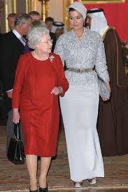 بالصور أجمل ٨ إطلالات للشيخة موزة Royal Clothing Queen Fashion Royal Dresses