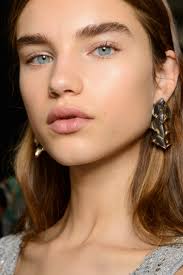 Auf den internationalen laufstegen wird eines deutlich: Naturliches Make Up So Gelingt Der Runway Trend