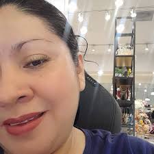 Recien me pasaron este video, el perrito estaba rompiendo la basura, esta  flaco, el hombre salio le dio una paliza afuera y siguio adentro, tengo  entendido que es frente al jardin de