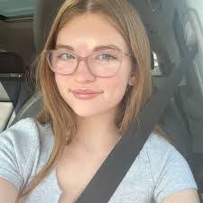 Alyssa Hecht's Instagram, Twitter & Facebook