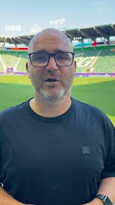 Cymru'n gobeithio 'sbwylio parti Lloegr'