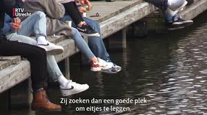 In utrecht is vandaag de eerste visdeurbel ter wereld gepresenteerd. Ding Dong Visdeurbel Helpt Vissen Door Utrechtse Weerdsluis Rtv Utrecht Youtube