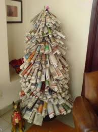 Sedangkan khiasannya juga terbuat dari barang bekas seperti koran, pipet dan plastik. 7 Pohon Natal Cantik Berikut Ini Dibuat Dari Barang Barang Bekas