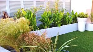 Patio Moderne A Agadir Gazon Synthetique Et Plantes Tropicales Modern Patio Agadir Artificial Grass An Patio Moderne Plantes Artificielles Jardin Contemporain