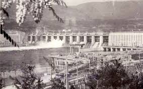 Odată cu construcția barajului porţile de fier au fost complet inundate și strămutate 7 localități de pe malul sârbesc și 10 de pe partea românească toate. Secretele PorÅ£ilor De Fier Megaproiectul Anilor 70 Barajul Urias De Pe DunÄƒre Cel Mai Periculos Loc Si Insula ScufundatÄƒ