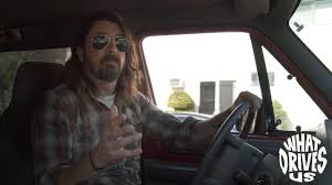 Dave's musical career began at age 15 as the guitarist and later as the drummer for a punk band called freak baby. Dave Grohl Veroffentlicht Doku Mit Musiker Kollegen Telebasel