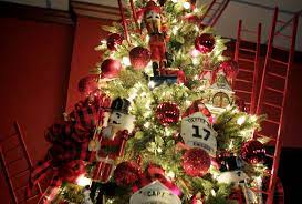 First Look See Netflix S Festive And Fabulous New Holiday Home Makeover Show Makeover Shows Holiday Mr Christmas