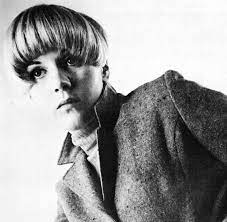 Caterina caselli (modena, 10 aprile 1946) è una cantante, produttrice discografica, attrice e conduttrice televisiva italiana, popolare soprattutto negli anni sessanta e nota per la canzone nessuno mi può. Caterina Caselli Wikipedia