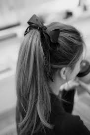 Tuto pour faire une demi queue de cheval avec les mèches de côté, exemple de coiffure facile a faire. Queue De Cheval 10 Idees De Coiffures Originales