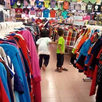 Pilihan pakaian yang pelbagai dan juga harga yang rendah membuatkan ramai yang memilih untuk membeli belah di pusat pakaian ini. Pusat Pakaian Hari Hari Butterworth Pulau Pinang