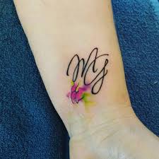 15 Tatuajes De Iniciales Lleva Siempre Contigo El Amor De Una Persona Importante En Tu Vida Initial Tattoo Kids Initial Tattoos Initial Wrist Tattoos