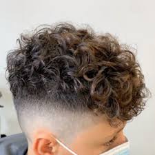 Lockiges graues haar frisuren mittellanges haar locken übergang graue haare gesichtsbehaarung haare locken lockige frisuren lange lockenfrisuren highlight frisuren mittellange haare. Herrencoiffeur Solothurn Vom Ubergang Bis Herrenschnitt