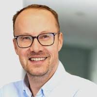 700+ profilů „Benker“