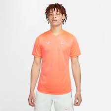 V oblečení a botách věří firmě nike a může se pochlubit i svou vlastní kolekcí oblečení rafael nadal collection. Rafael Nadal Nike Au