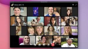 أعلنت شركة فيسبوك أن خدمتها الجديدة لمؤتمرات الفيديو مسنجر رومز Messenger Rooms أصبحت متاحة للمستخدمين في جميع أنحاء العالم وذلك بع 2020