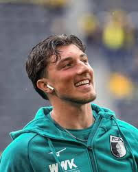 SIEG! Der #FCA schlägt den FC Bayern München durch Tore von #Esswein und  #Hong 2:1 und steht im Finale des #TelekomCup2015 gegen den HSV!