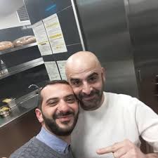 Ο σωτήρης κοντιζάς δημοσίευσε μια ιστορία στο instagram από όταν ήταν εύζωνας στην πλατεία συντάγματος. Oi Krites Toy Masterchef Episkef8hkan To Magazi Prwhn Paikth Toy Diagwnismoy Fwto