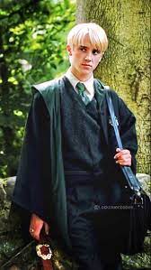 Él, draco malfoy, descendiente de una de las familias más temidas y respetadas del mundo mágico, y condenadamente adineradas. Pin By Felicia On Draco Malfoy Draco Malfoy Hot Draco Harry Potter Draco