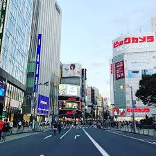 で新宿は歩行者天国たぶん秋葉原も歩行者天国 皇居周りも車が通ってなくて車道が自転車天国になってた 平日の通勤が地獄な分天国を与えてくれる東京東京の休日は優しさでできているようだ 東京 新宿 shinjuku tokyo instagram landmarks times square