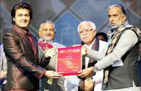 He first sang mohammad rafi's song 'kya hua tera as sonu nigam grew older, he started participating in music competitions. Sonu Nigam Age Wife Children Family Biography More Starsunfolded