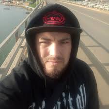 Personajes que escuchaban The Offspring, Blink 182, Sum 41, Green Day,  Korn, Linkin Park…