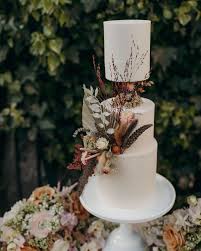 Boho Wedding Cake With Invisible Tier And Dried Flowers Modern Wedding Cake Boho Wedding Cake Wedding Cakes With Flowers