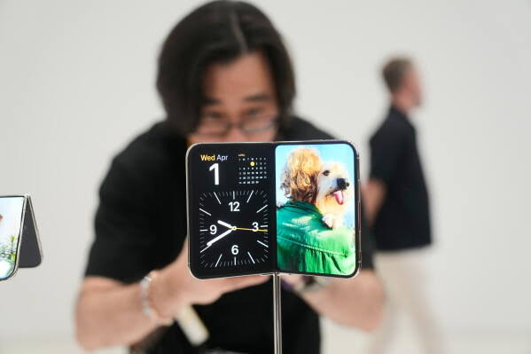 Apple Doesn’t Need More iPhone Users. It Needs Existing Users to Spend More And The $1,999 Duo Makes That Strategy Clear - Inventiva