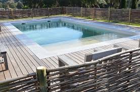 la barriere en tresse de branches s integre parfaitement barriere piscine dallage piscine piscine