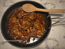 Agnello con le salatele e unite le olive tritate grossolanamente, l'origano e il succo di limone. Agnello In Umido Con Olive E Pinoli Aostasera
