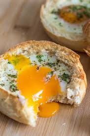 Fruhstucks Ei Im Brotchen Gebacken Mit Nur 2 Zutaten Rezept Ei Im Brot Rezepte Leckere Fruhstucksideen