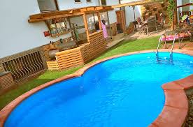 Dieses Achtform Schwimmbecken Mit Poolbar Terrasse Und Liegestuhlen Ist Der Traum Eines Jeden Eigenheimbesitzers D So Kann Di Gartenpools Pool Pool Im Garten