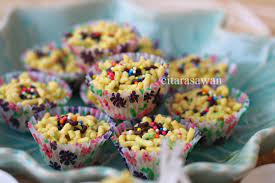 Anda hanya perlu mencairkan coklat dan gaulkan bersama coklat dan kacang badam. Biskut Sarang Semut Resepi Terbaik
