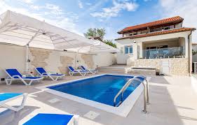 От раба дорога ведёт на север, в широкую долину центральной части острова. Croatia Apartments Lopar Croatia Apartments Lopar