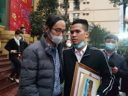 Một bé trai 3 tuổi không may bị rơi từ tầng 8 khu chung cư ở thành phố thái bình, rất may mắn đã thoát lưỡi hái tử thần trong gang tấc. Opfnd2yibzsdvm