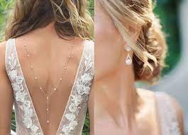 Solitamente la sposa come gioielli sceglie collana e orecchini, è rarissimo che una sposa indossi un bracciale, ancora più raro per l'anello; Gioielli E Accessori Sposa Fausto Sari