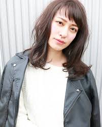 2ページ目 子供っぽく見えがちなオン眉バング でも 左右非対称なアシンメトリー 通称アシメ にすることで 大人可愛い雰囲気をプラス出来るんです いつものヘアスタイルも オン眉 アシメでトレンドフェイスに 今すぐマネしたくなる 可愛いオン眉アシメバングをご