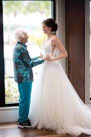 „aus dem hochzeitskleid der oma, die vielleicht. Besuch Im Hochzeitskleid Braut Erfullt Oma Letzten Wunsch Brigitte De