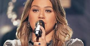 Kelly clarkson looked busy while spotted arriving for work at the universal studios lot on tuesday. Kelly Clarkson Gets Funky During Kellyoke Segment